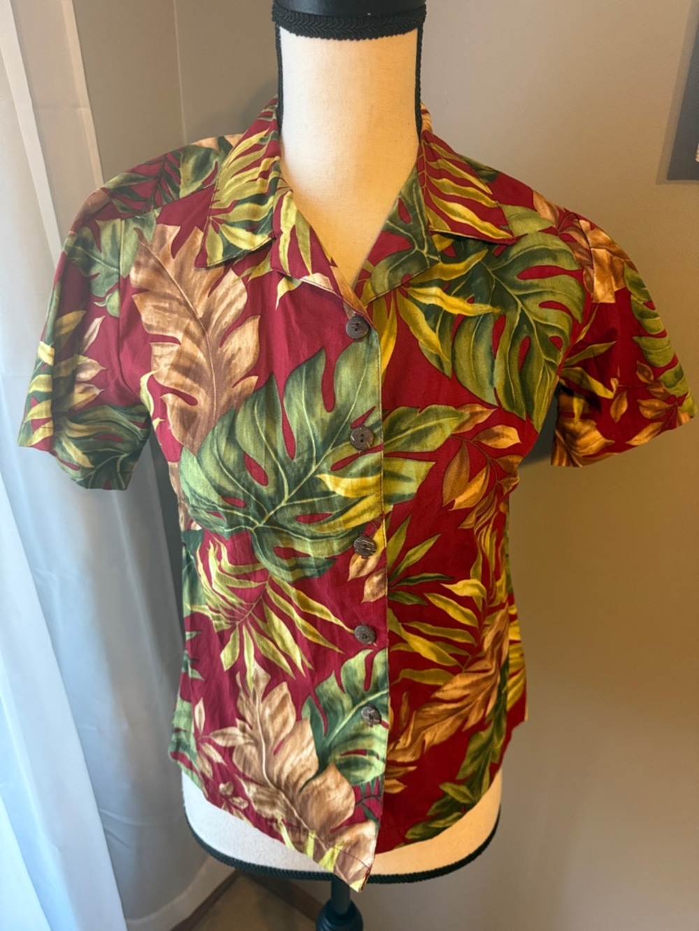 Hilo Hattie Hawaiian Shirt. Red/Green/Tan. Size XS